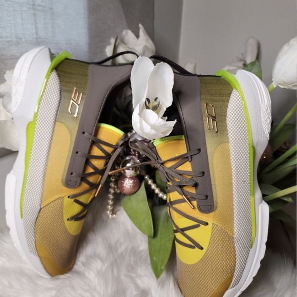 Under Armour Steph Curry 7 'Zeppelin Yellow' 3021258-701 Size16 New